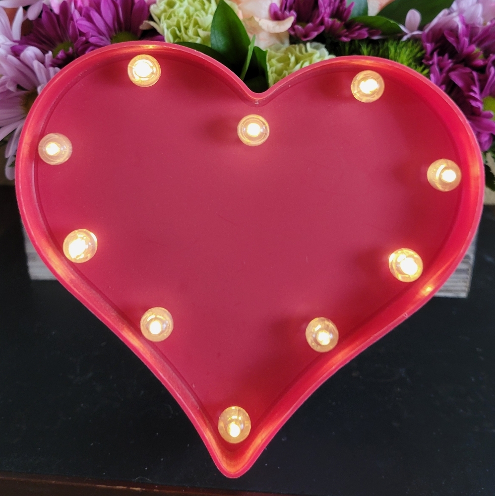 Red Heart Marquee w/Round Warm White Light Border